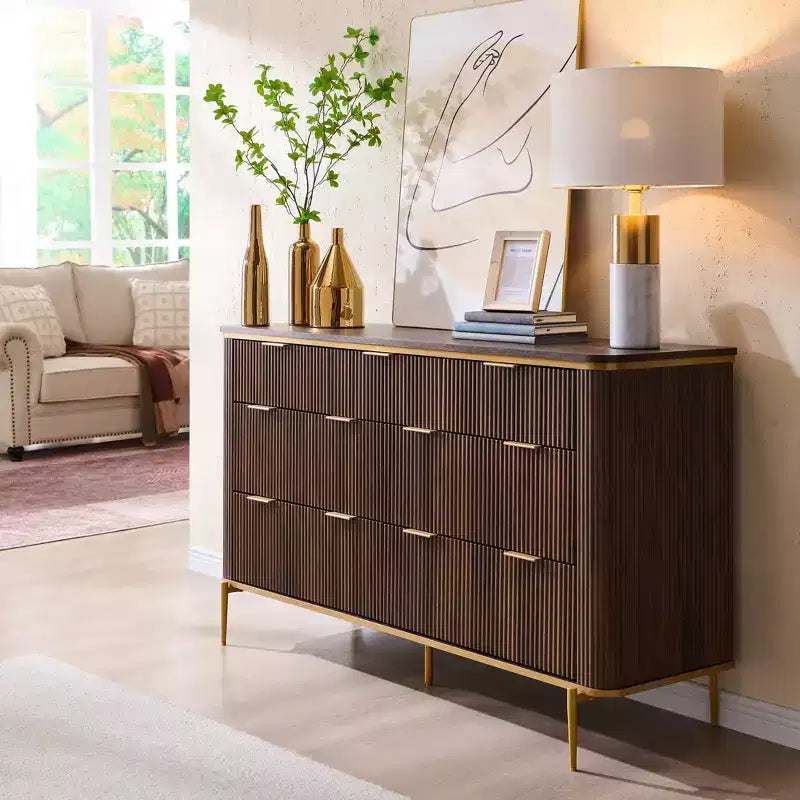 Commode moderne à 7 tiroirs cannelés, meuble TV de 54 po de large avec accents dorés, organisateur de rangement en bois pour chambre à coucher, salon