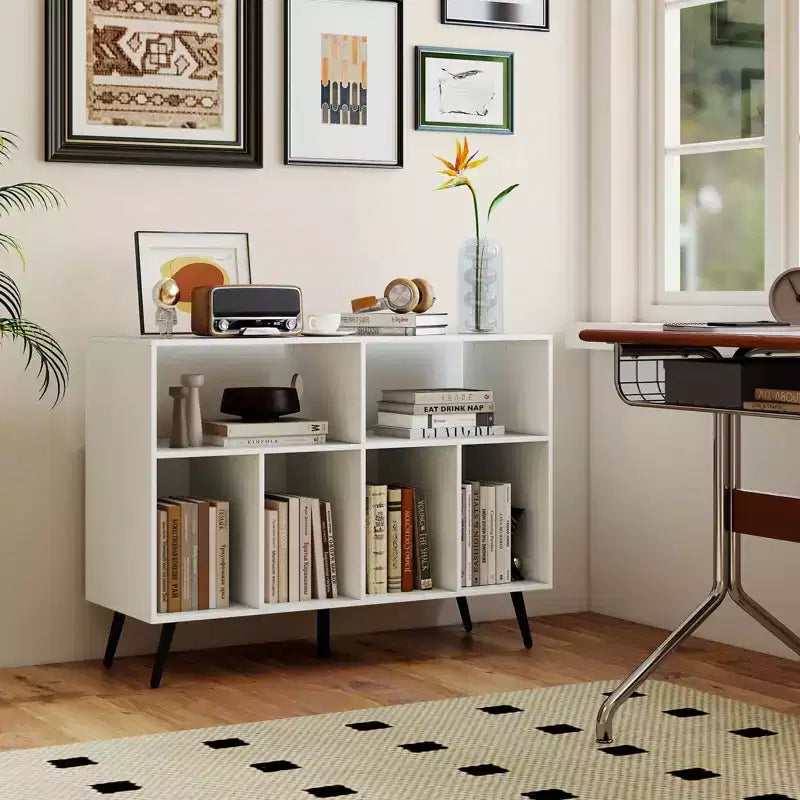 Meuble pour platine vinyle avec station de charge, étagères ouvertes et compartiments, pieds surélevés, marron/blanc