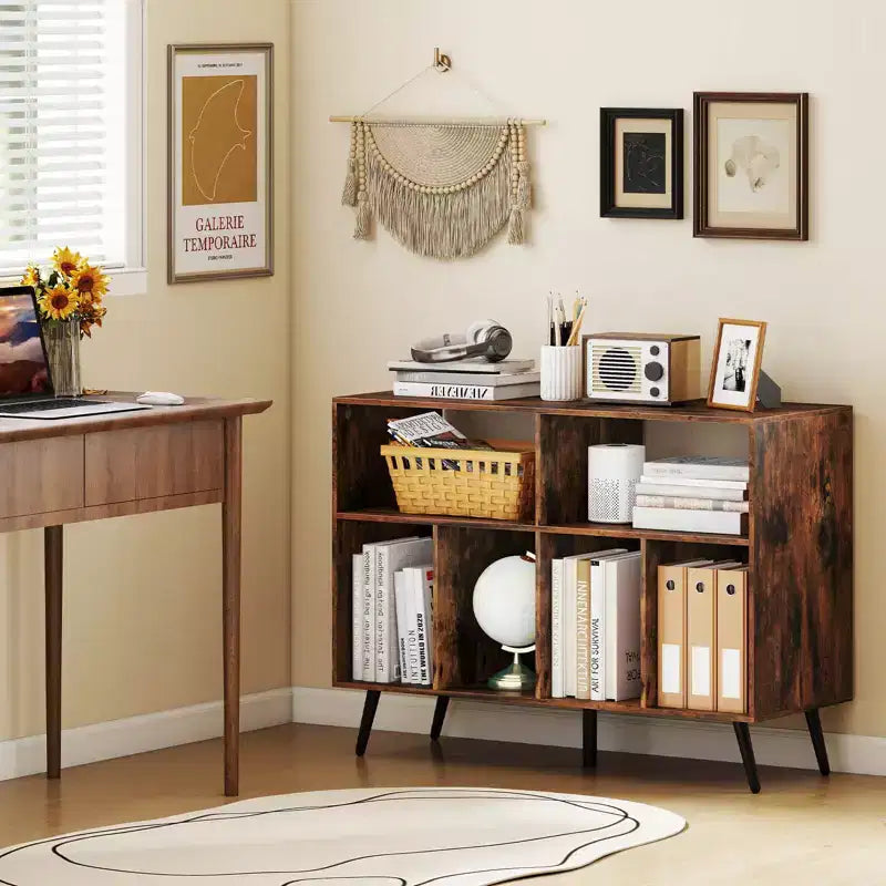 Meuble pour platine vinyle avec station de charge, étagères ouvertes et compartiments, pieds surélevés, marron/blanc