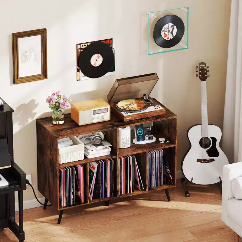 Meuble pour platine vinyle avec station de charge, étagères ouvertes et compartiments, pieds surélevés, marron/blanc