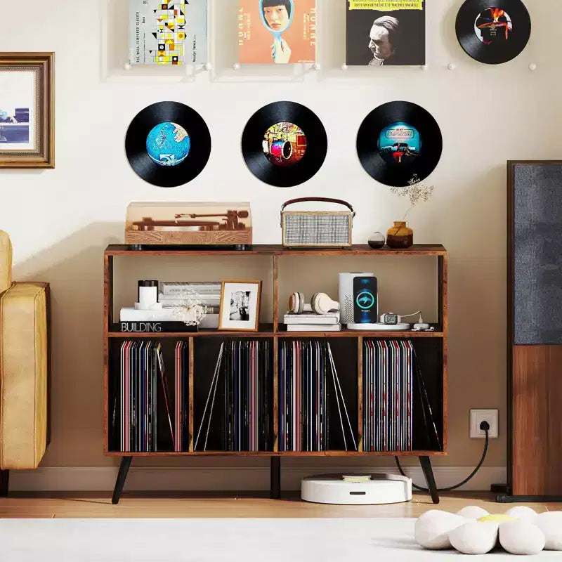 Meuble pour platine vinyle avec station de charge, étagères ouvertes et compartiments, pieds surélevés, marron/blanc