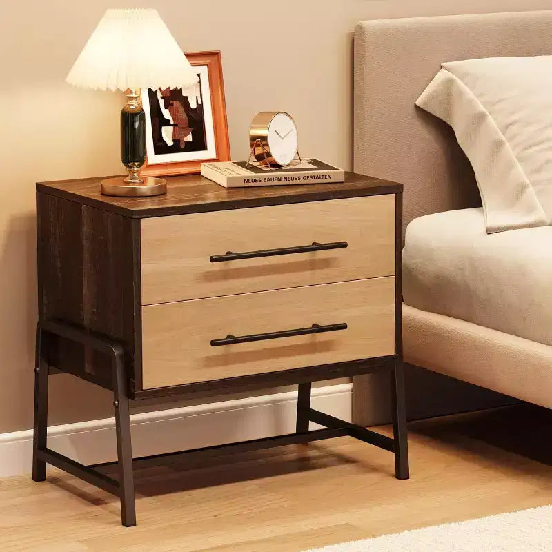 Table de chevet de ferme marron foncé, 2 tiroirs, table d'appoint en bois clair avec pieds en métal, table de chevet de chambre à coucher ou de salon