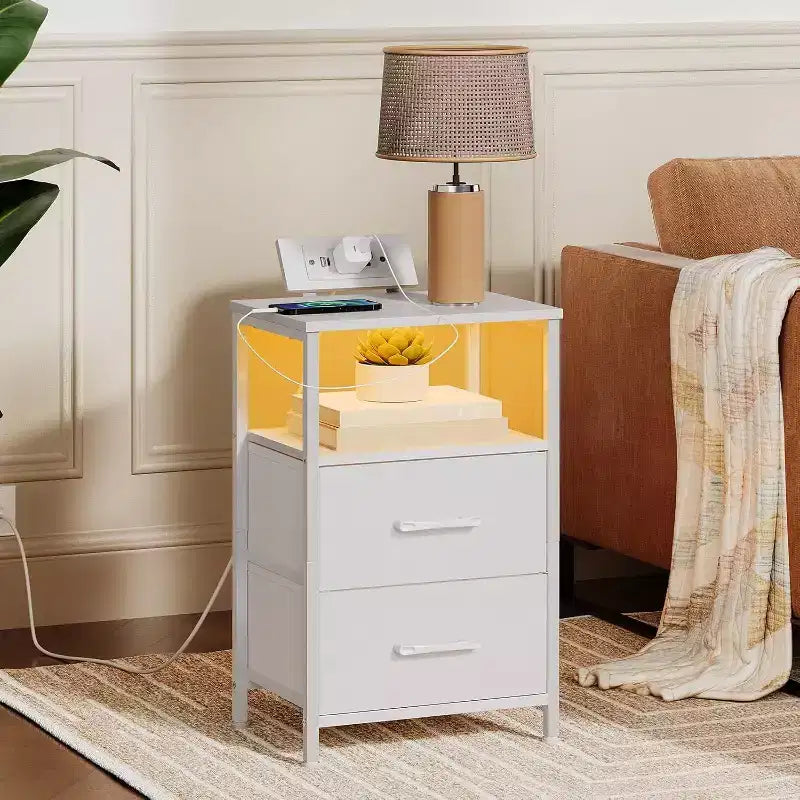 Table de chevet avec station de recharge, Table de nuit blanche avec lumières LED et 2 tiroirs en tissu, Table d'appoint avec 2 prises CA/USB/Type-C