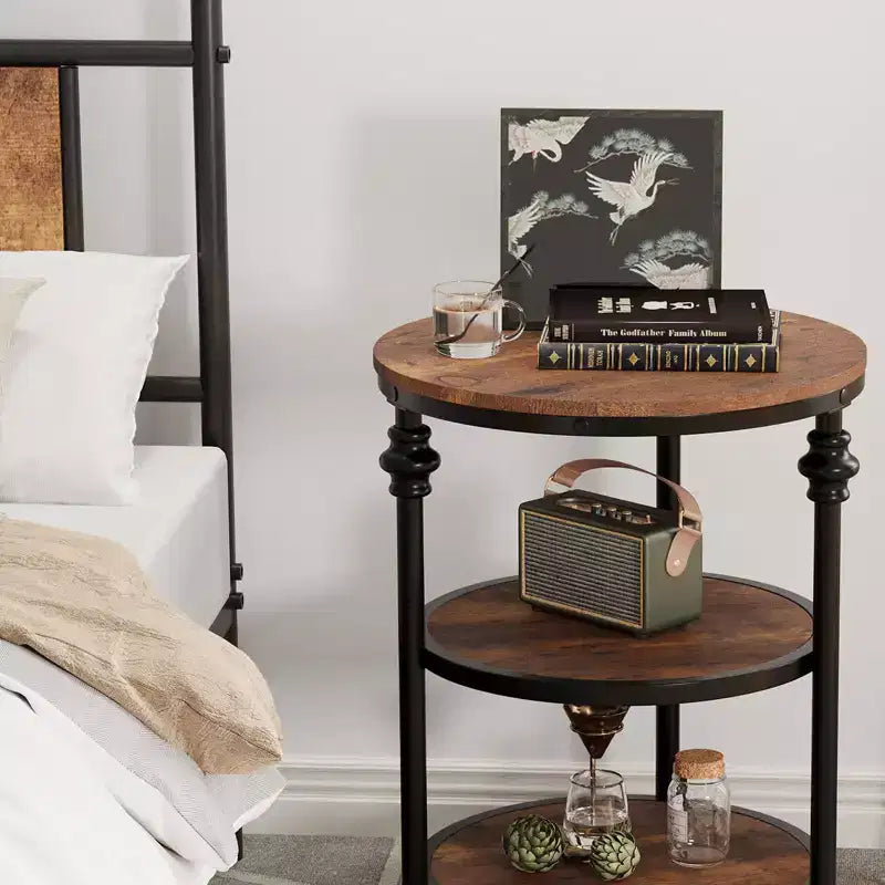 Table d'appoint à 3 niveaux avec rangement, Table d'appoint rustique style ferme avec pieds en colonne métallique, Table d'appoint chêne foncé pour salon chambre à coucher