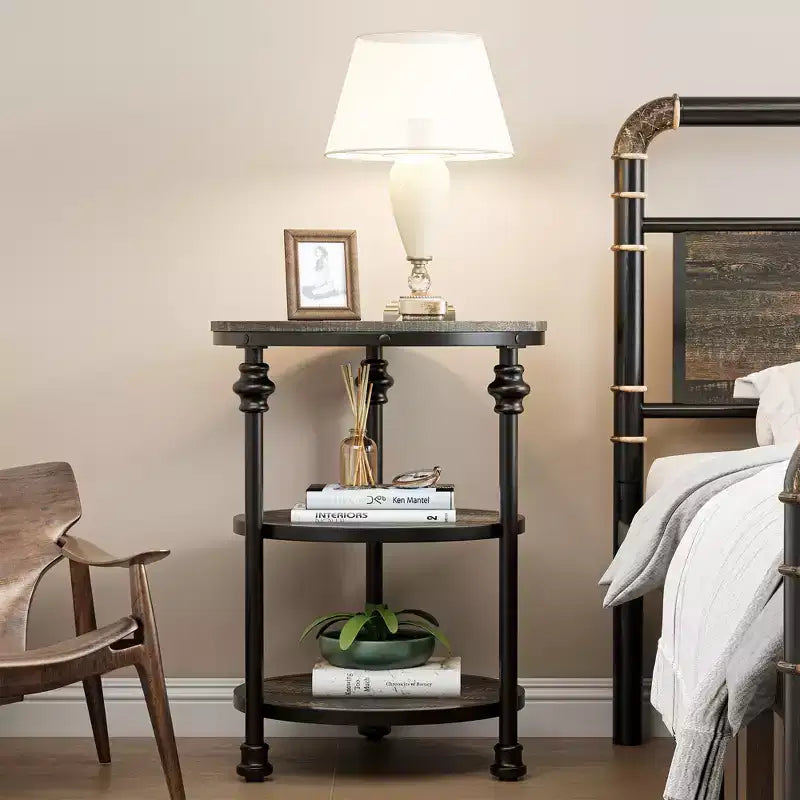 Table d'appoint à 3 niveaux avec rangement, Table d'appoint rustique style ferme avec pieds en colonne métallique, Table d'appoint chêne foncé pour salon chambre à coucher