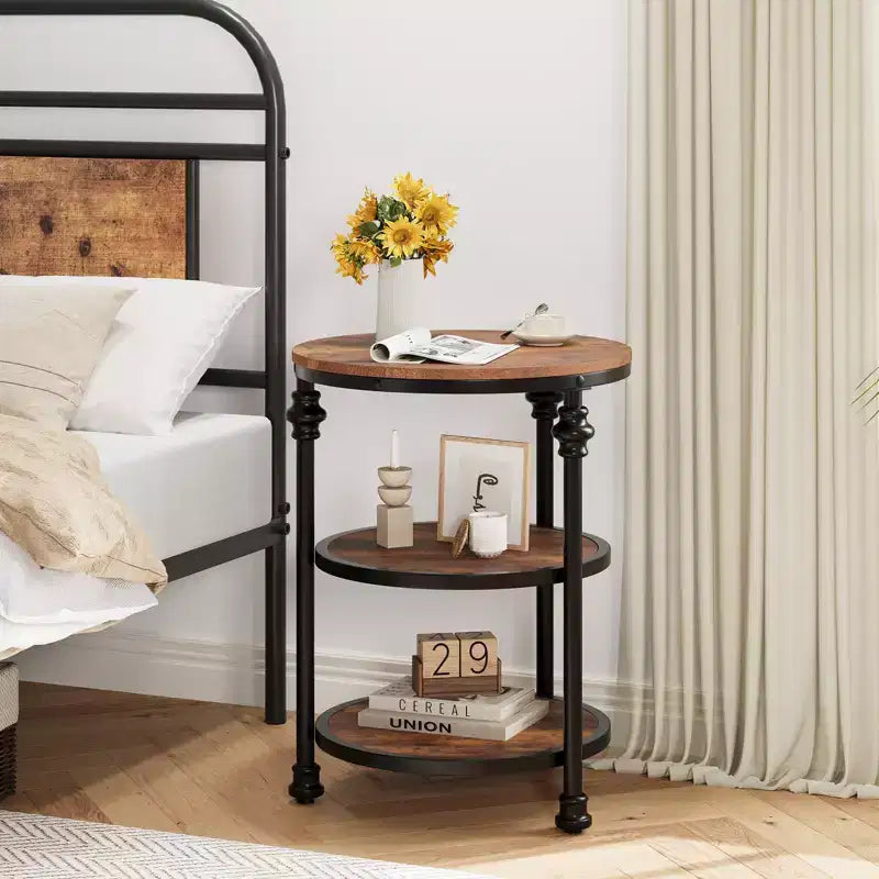 Table d'appoint à 3 niveaux avec rangement, Table d'appoint rustique style ferme avec pieds en colonne métallique, Table d'appoint chêne foncé pour salon chambre à coucher