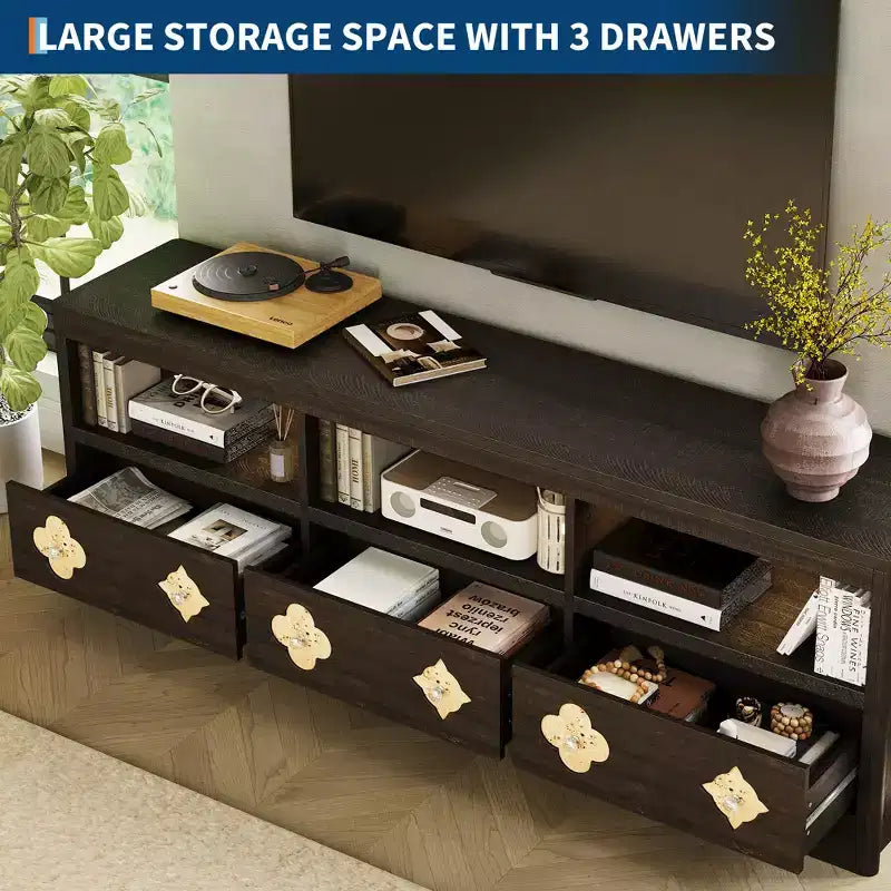 Meuble TV de 70 po de style moderne du milieu du siècle pour téléviseurs jusqu'à 85 po, centre de divertissement avec tiroir gravé et étagères de rangement ouvertes